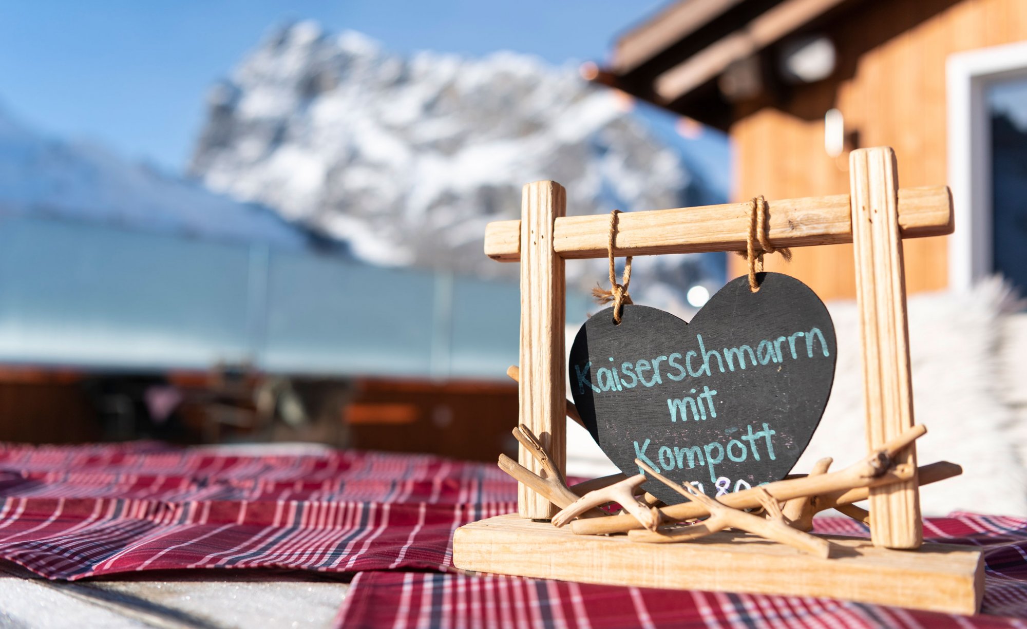 auf unserer einmaligen Panorama-Terrasse und dem gemütlichen Bergrestaurant