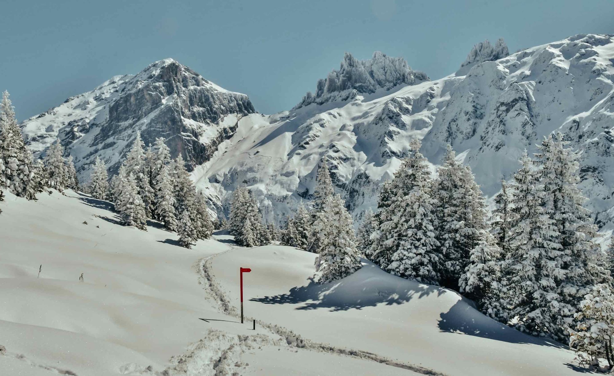 Inspiration und Ruhe geniessen beim Winterwandern, Schneeschuhlaufen oder Schlitteln.