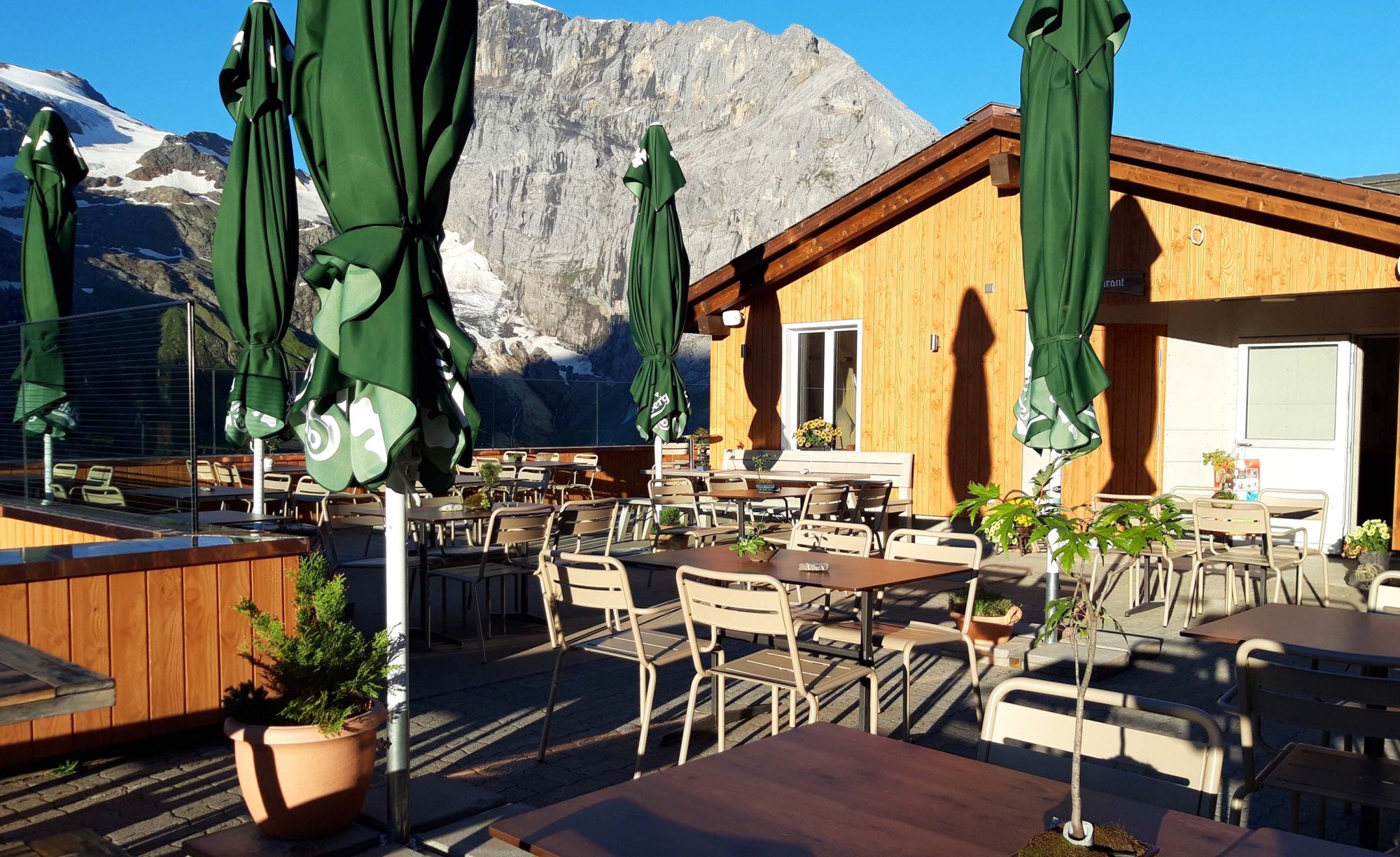 Die gesunde Höhenluft und der weite Blick auf die Bergwelt entspannt Sie im traumhaft gelegenen Bergrestaurant Engelberg Fürenalp auf 1850 Meter über Meer.