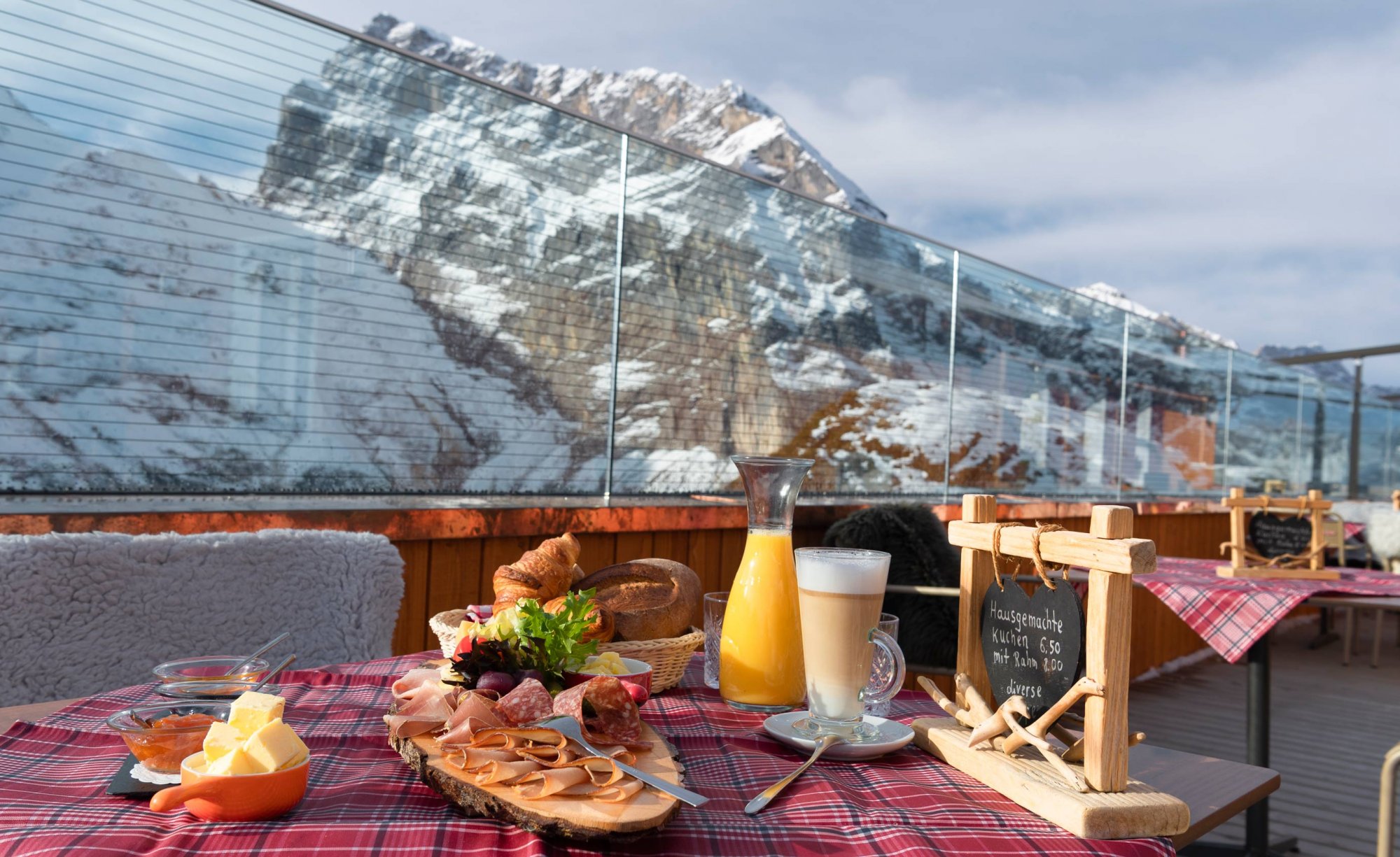 Enjoy the unique mountain world with view of mount Titlis and spoil yourself in the cosy restaurant.